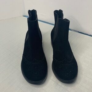 ADRIENNE VITTADINI AV- Bolte ankel booties with Brogueing NWOT